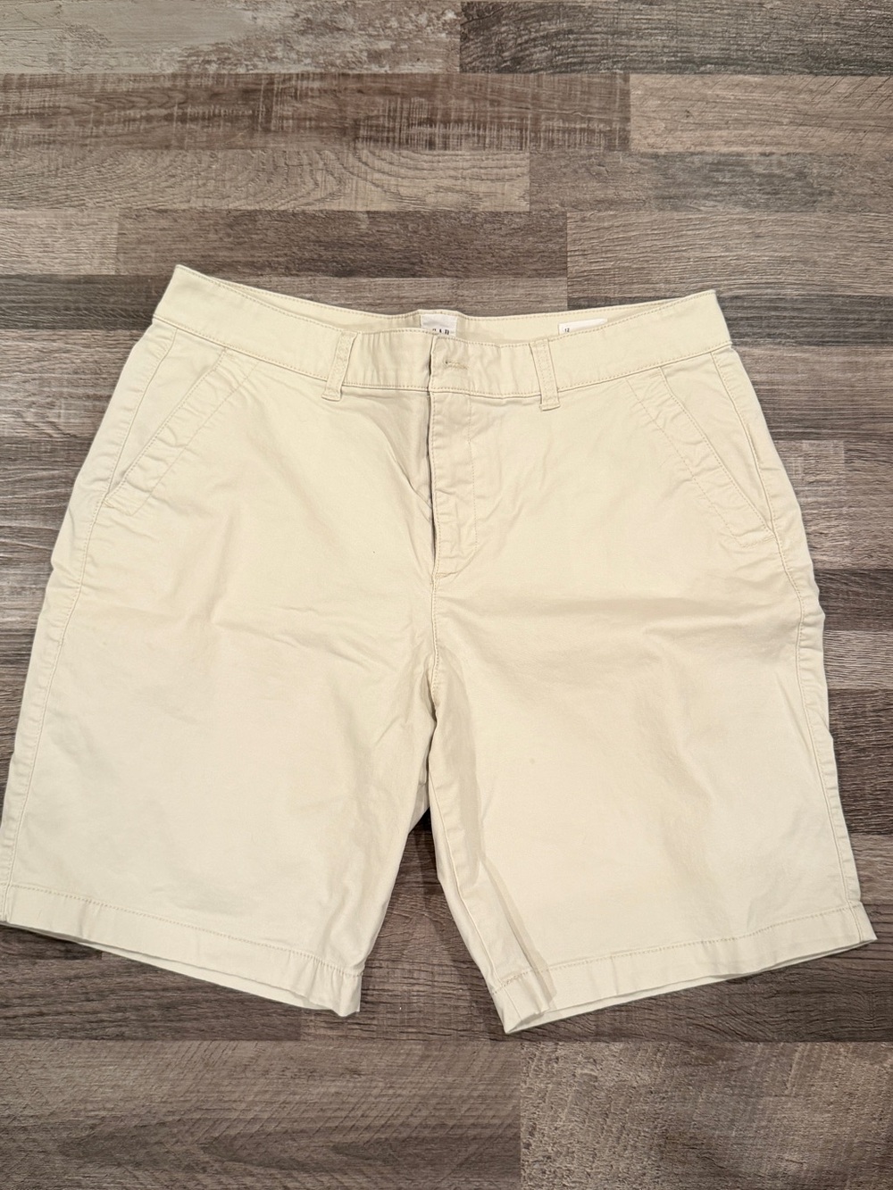 Classic women’s chino Shorts in Cream - Comfort  Fit
